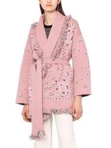 Rosa Woll-Jacquard-Cardigan mit Vintage-Fransen und Taillengürtel in Nahaufnahme