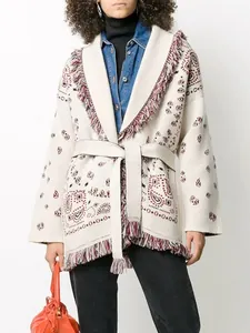 Detailansicht der Retro-Jacquard-Muster und Fransenkanten an einem Woll-Cardigan