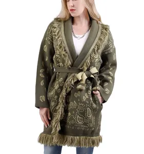 Vue détaillée du gilet en maille cachemire vert olive bohème avec franges et ceinture