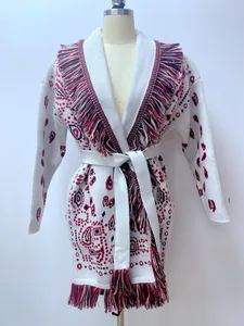 Detailansicht der Vintage-Jacquard-Wollstrickjacke mit Fransenkragen und Gürtel