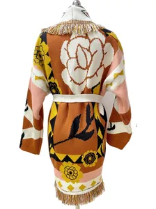 Rückansicht eines Retro-Boho-Strickcardigans mit Rosenmuster und Fransenverzierung