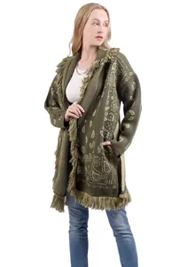 Détail du cardigan en maille cachemire bohème avec bordure à franges vert armée