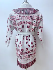 Rückansicht eines Retro-Strickcardigans mit Jacquardmuster und Fransenverzierung