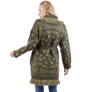 Vue arrière détaillée d'un gilet en tricot cachemire bohème avec des détails de franges
