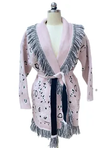 Vintage-Strickjacke aus rosa Jacquard-Wolle mit Fransenrevers und elegantem Gürtel.