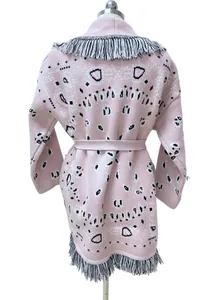 Detailansicht Rückseite der rosa Wollstrickjacke mit Fransenkragen und Gürtel-Detail.