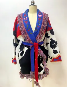 Detailansicht der ethnischen Wollmischung-Strickjacke mit Stickerei und Kuhmuster