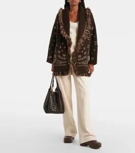 Long gilet élégant en laine marron à franges avec motifs jacquard pour la mode d'hiver femme