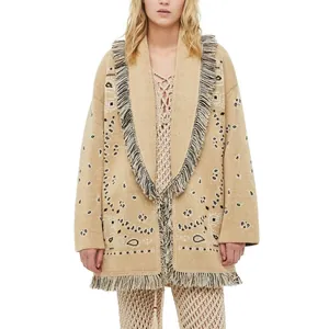 Gedetailleerde weergave van een bohemien paisley vest met sierlijke franjes en patronen.