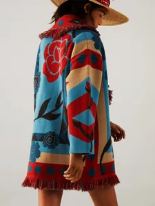 Cardigan bohémien vintage in maglia con motivi a rosa e nappe con frange da donna