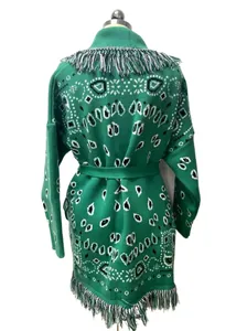 Gilet bohème vert à motif cachemire avec bordures à franges et ceinture assortie.