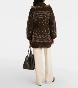 Vue arrière d'un cardigan en maille jacquard marron avec franges et ceinture