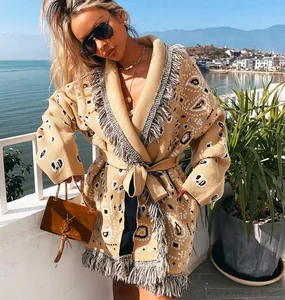 Lange boheemse gebreide cardigan met paisley motief, franjedetails en bijpassende tailleriem