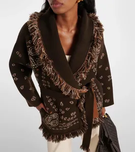 Cardigan en maille jacquard épaisse avec col à franges et cintura en marron foncé