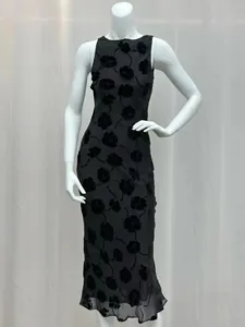 Elegantes schwarzes ärmelloses Seiden-Maxikleid mit 3D-Samtflock-Rosen-Blumenmuster.