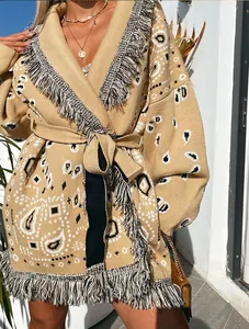 Detailopname van een bohemien paisley gebreid vest met elegante franje details