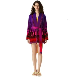 Nahaufnahme eines lila Jacquard-Cardigans aus Wollmischung mit Kaktusmuster und Fransen