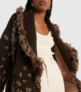 Vue détaillée d'un cardigan en maille épaisse avec franges bohèmes et motif jacquard