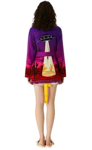 Rückansicht des lila Jacquard-Cardigans mit UFO-Wüstenmuster und Fransen-Details.
