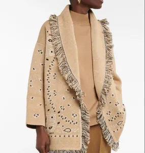 Detailopname van gebreid vest met paisley-patroon, franjes en bohemien stijl ontwerp