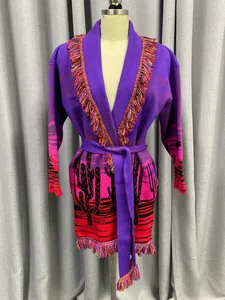 Detailansicht der lila Jacquard-Strickjacke mit Sonnenuntergangs-Kaktusmuster und Fransen.