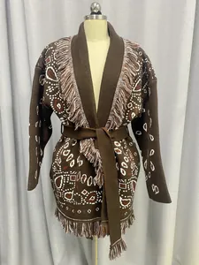 Vue détaillée d'un cardigan en maille marron avec bordures à franges et motifs jacquard
