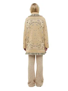 Detail van een bohemien paisley wollen vest met franjeband en gebreid patroon
