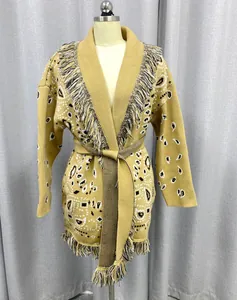 Detailweergave van een mosterdgeel gebreid vest met paisley-patroon en franjes.