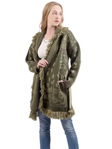 Cardigan en maille bohème vert pour femme avec franges et motif cachemire vintage.