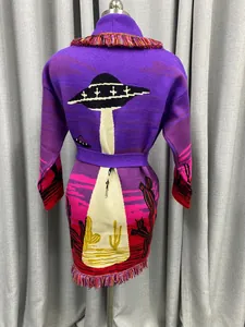 Rückansicht des violetten Jacquard-Strickcardigans mit UFO-Wüstenmuster und Fransen