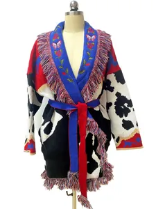 Ethno-Strickjacke mit Kuhmuster, Blumenstickerei und bunten Fransen aus Wollmischung