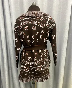 Vue arrière d'un cardigan bohème en maille épaisse avec franges et motif jacquard