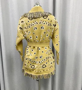 Gedetailleerd achteraanzicht van bohemien mosterdgeel paisley gebreid vest met franje