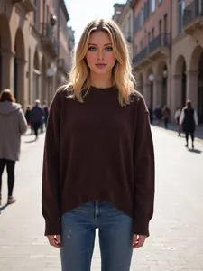 Pull en maille marron à col rond et coupe ample pour femme style urbain automne hiver