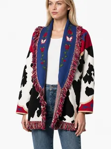 Bohemian Strickjacke aus Wollmischung mit Kuhmuster und Blumenstickerei Detail