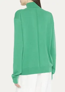 Vista posterior de un jersey de cuello alto verde para mujer en lana merina de tacto suave
