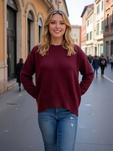 Pull en tricot bordeaux ample pour femme avec col rond en extérieur