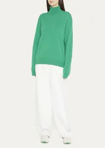 Jersey de cuello alto de lana merina 100% verde para mujer con pantalón blanco