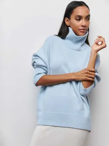 Vue détaillée d'un pull à col roulé ample en maille épaisse bleu clair pour femme