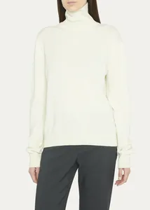 Detalle de un jersey de cuello alto de lana merina blanca de calidad con textura fina