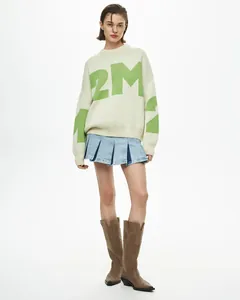 Übergroßer cremefarbener Pullover mit auffälligem grünen 2M-Buchstabendruck Design