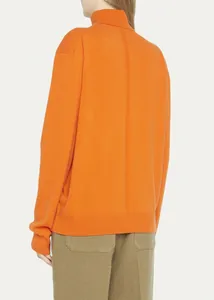 Vista posterior de jersey de cuello alto de lana merino naranja con costura decorativa