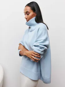 Pull en maille bleu clair à col roulé oversize avec vue de profil et texture côtelée.