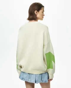 Rückansicht eines locker sitzenden Strickpullovers mit grünem geometrischem Muster