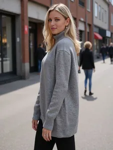 Gemütlicher grauer Rollkragen-Strickpullover in Übergröße in stilvoller urbaner Umgebung.