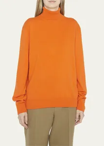 Detalle de cerca de un jersey de cuello alto naranja brillante en lana merina fina