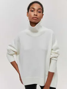 Détail d'un pull douillet à col roulé blanc surdimensionné avec poignets côtelés