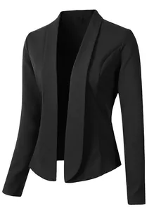 Detailansicht eines schwarzen Damenblazers mit langen Ärmeln und Reverskragen
