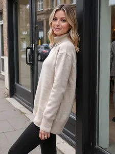 Gemütlicher beiger Oversize-Rollkragenpullover für herbstlichen Streetstyle