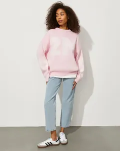 Oversize rosa Strickpullover mit Rundhalsausschnitt, Buchstabenmuster und heller Denim-Jeans